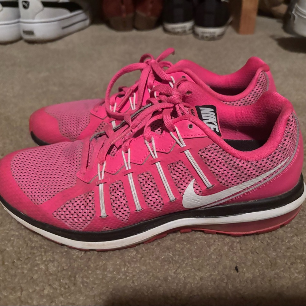 HOT PINK NIKE MAX DYNASTY 8.5 BARELY WORN👟 NEEDS A GREAT HOME